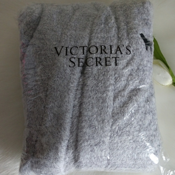 🌺PINK VICTORIA'S SECRET SHERPA ROBE IS XS/S - Picture 5 of 5